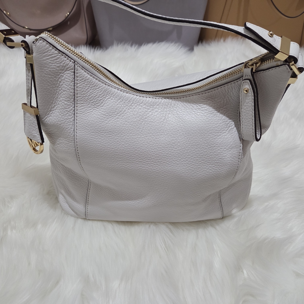 Michael Kors Elegant White Leather Shoulder Bag - Picture 2 of 10